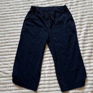 Athleta size 4 cropped navy pants